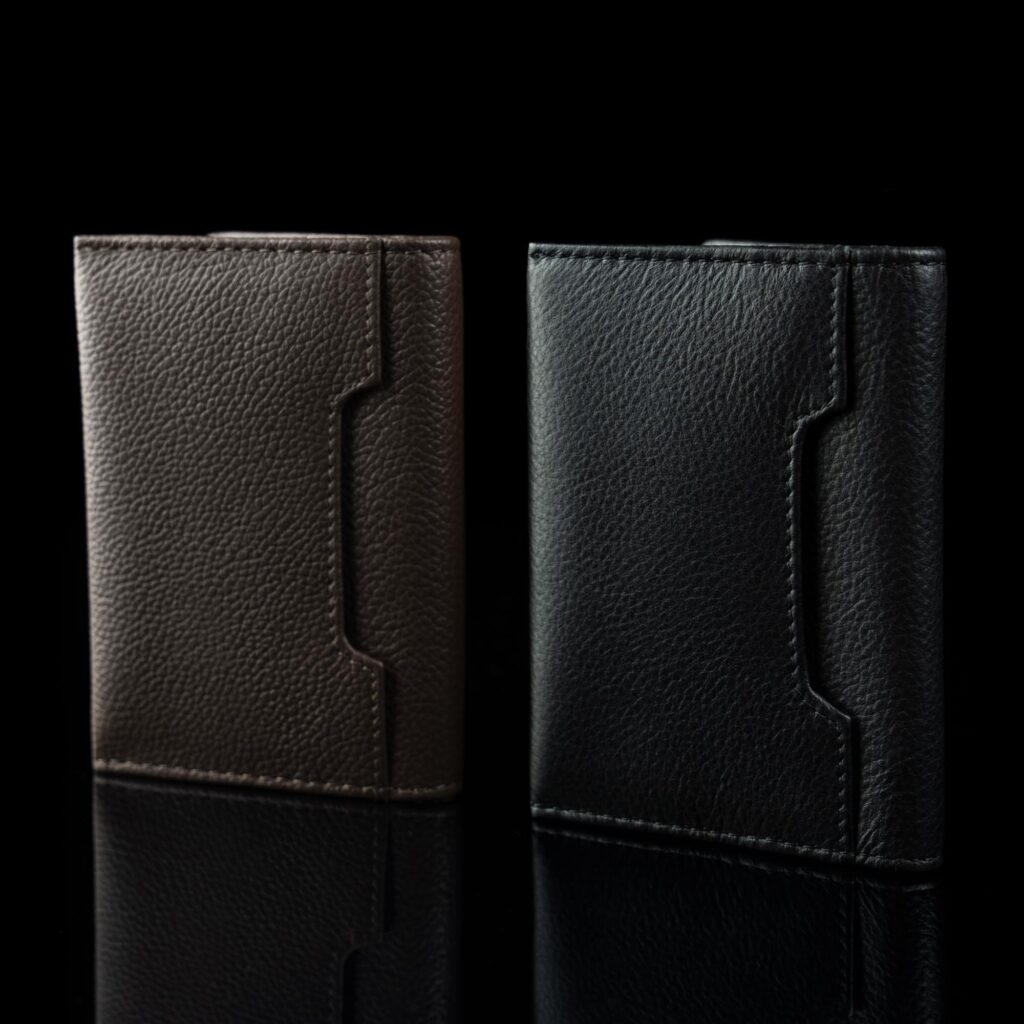 Grant Nahast Kaardihoidja - pruun ja must, tagaküljevaade