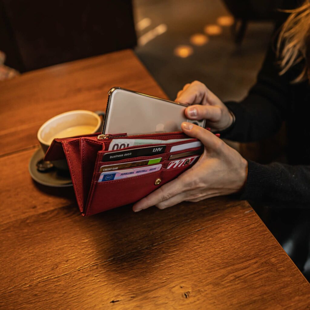 mida kinkida emale - naiste nahast rahakott