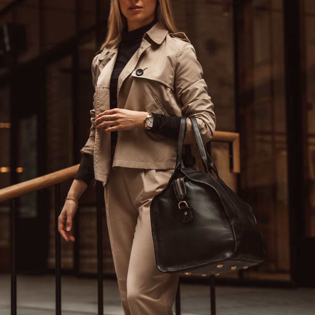 Weekender Plus naiste reisikott nahast must modelliga (2)