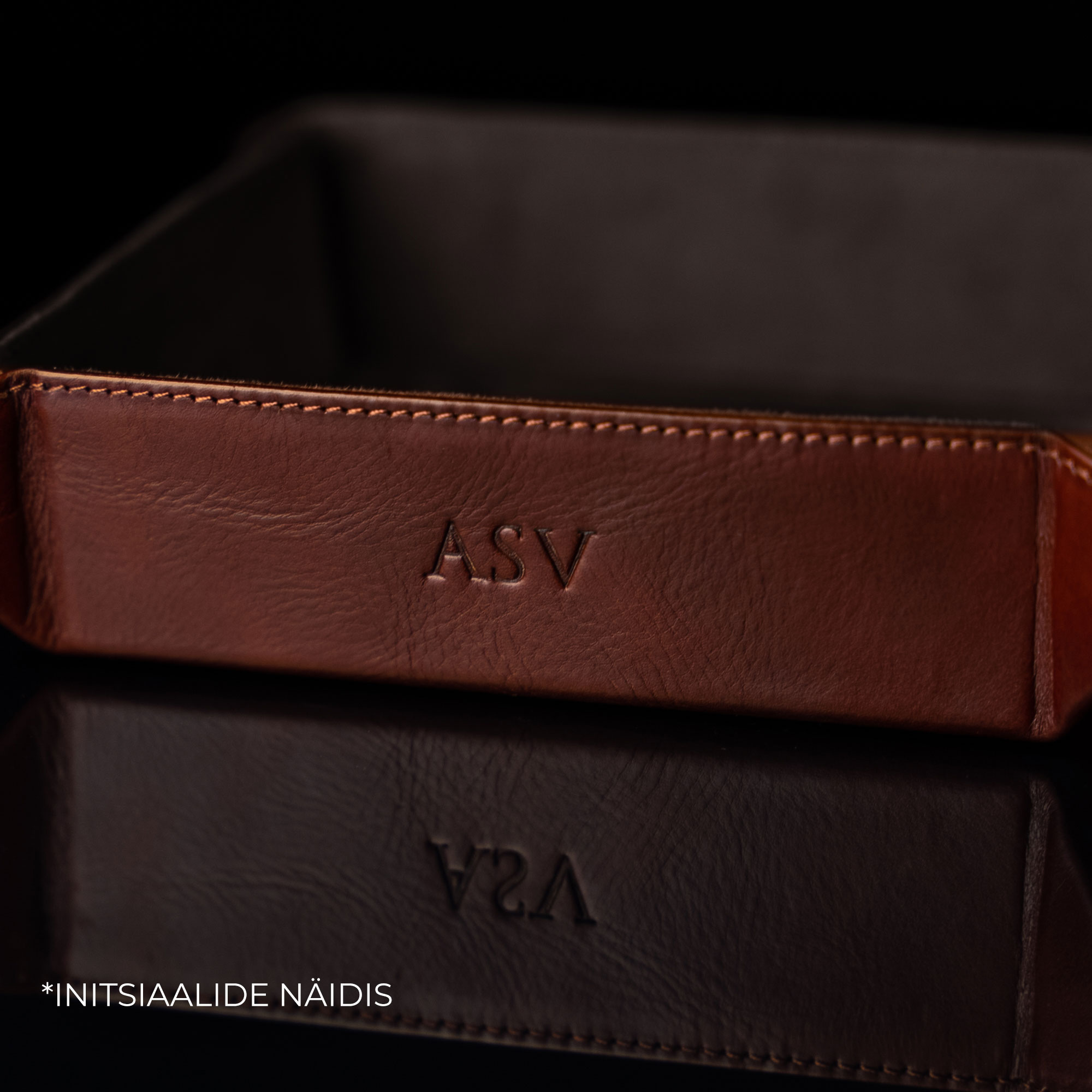 von-baer-tallinn-ehtsast-nahast-personaliseeritav-hoiukast-eesti-disain-initsiaalide-naidis-kingiidee
