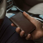 Grant Nahast Kaardihoidja mees hoiab