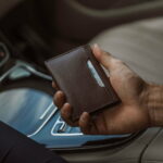 Grant Nahast Kaardihoidja mees hoiab kaart