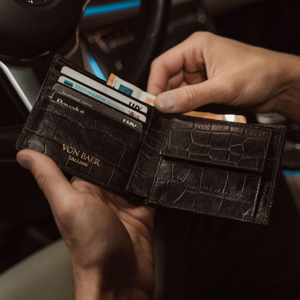 classic croro meeste rahakott pruun autos