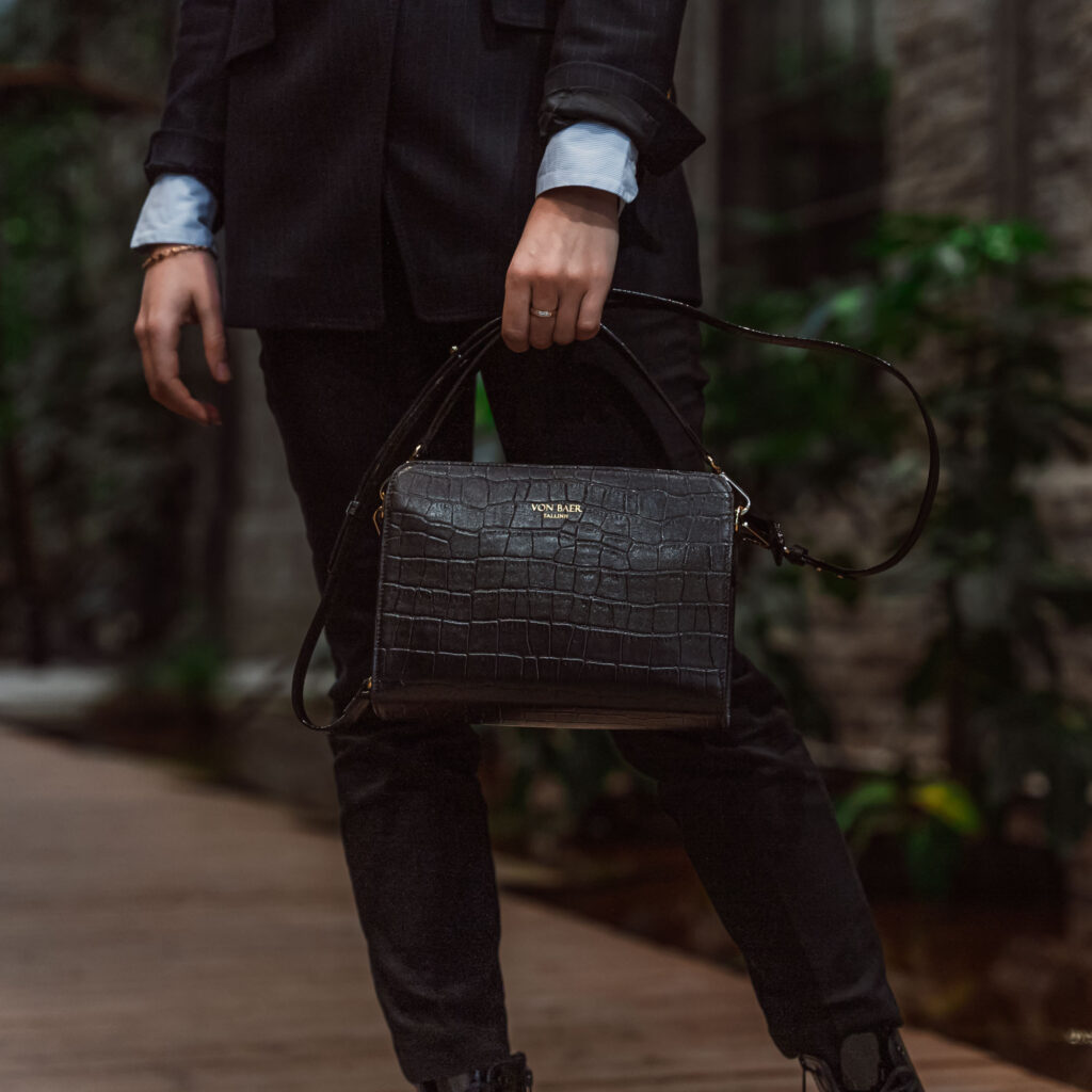 von baer model 1 nahast naiste kaekott must modell hoiab käes 2