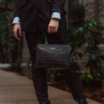 von baer model 1 nahast naiste kaekott must modell hoiab käes 2