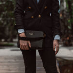 von baer model 1 nahast naiste kaekott must naine hoiab käes