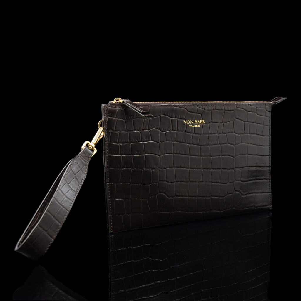 von baer clutch väike naiste nahast käekott pruun croc print eestvaade randmerihm