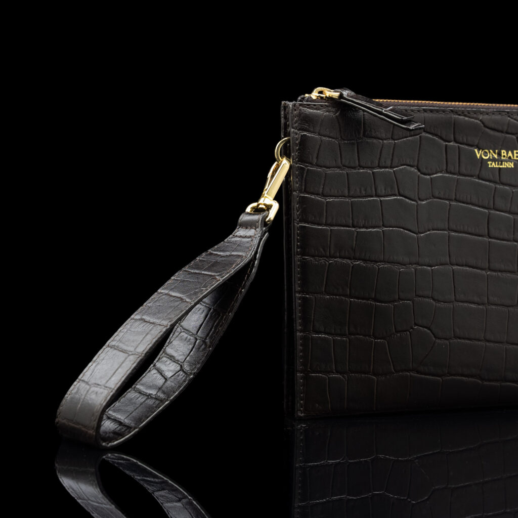 von baer clutch vaike naiste nahast kaekott pruun croc print eestvaade randmerihmaga