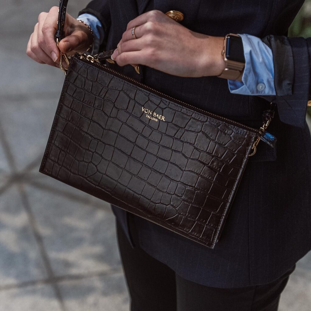 von baer clutch vaike naiste nahast kaekott pruun croc print luxury modelliga