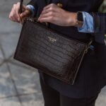 von baer clutch vaike naiste nahast kaekott pruun croc print luxury modelliga
