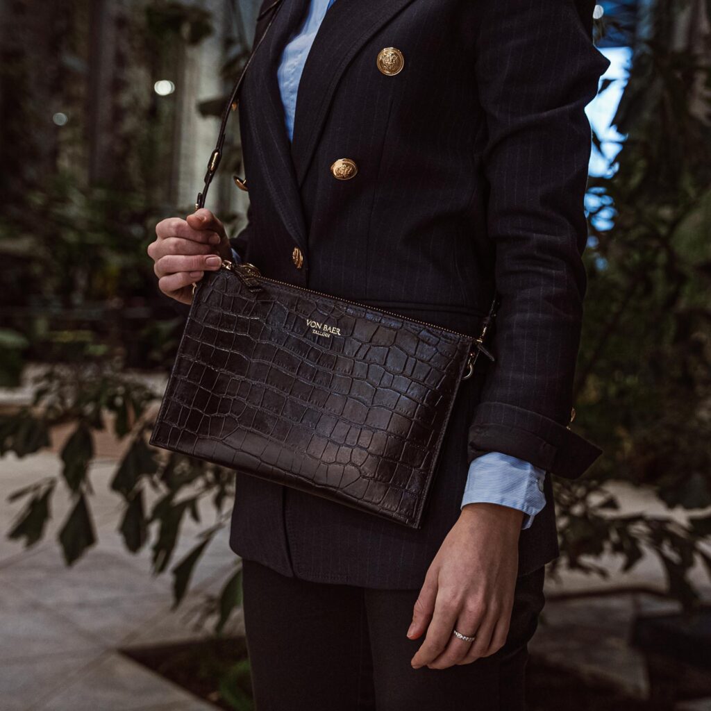 von baer clutch vaike naiste nahast kaekott pruun croc print naisega