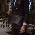 von baer clutch vaike naiste nahast kaekott pruun croc print naisega