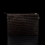 von baer clutch vaike naiste nahast kaekott pruun croc print tagantvaade