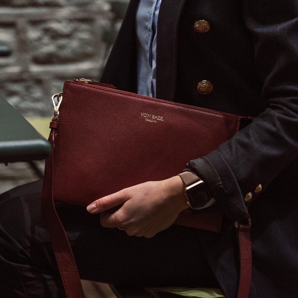 von baer clutch vaike naiste nahast kaekott punane naine hoiab kättes