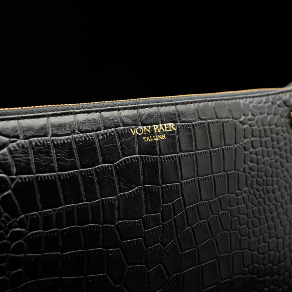 von baer nahast naiste sulearvutikott lukuga must croco logo