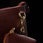 von baer nahast naiste sülearvutikott lukuga must croco metallist detailid