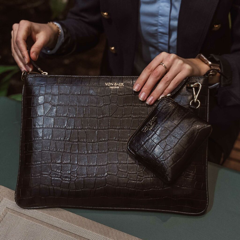 von baer nahast naiste sülearvutikott lukuga pruun croco eesti disain modell avaneb vaike kotiga