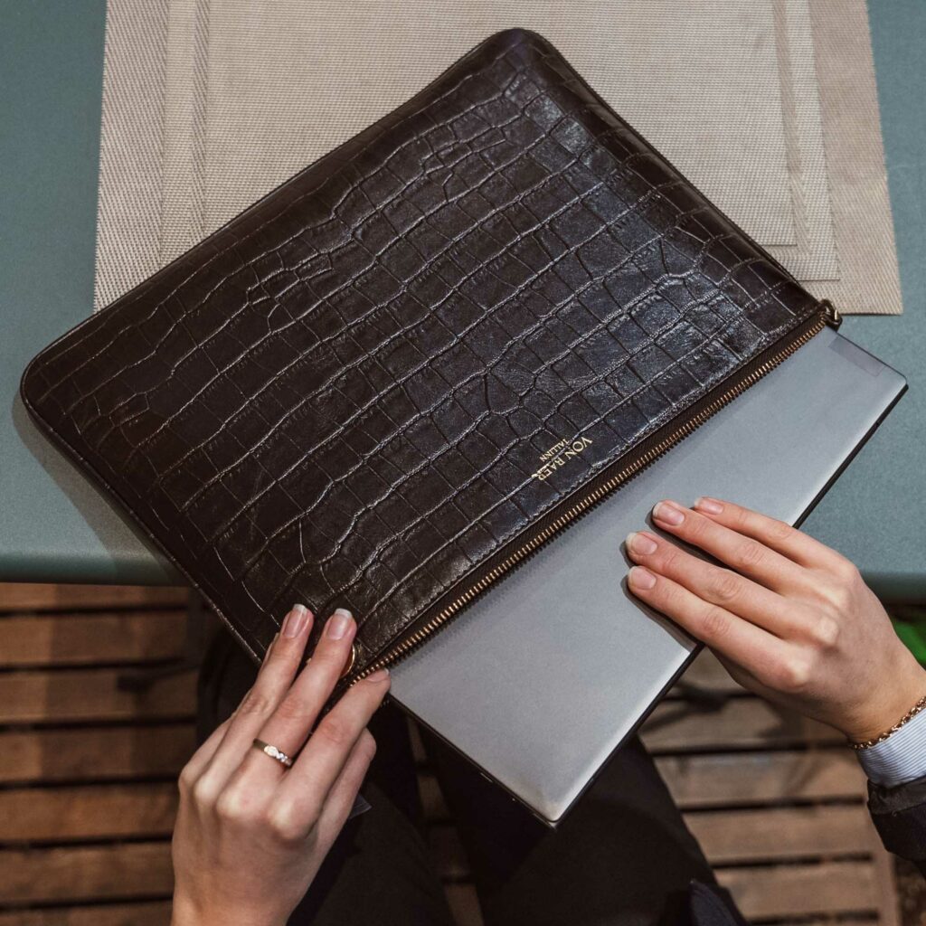 von baer nahast naiste sulearvutikott lukuga pruun croco eesti disain modell votab arvuti valja