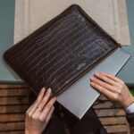 von baer nahast naiste sulearvutikott lukuga pruun croco eesti disain modell votab arvuti valja