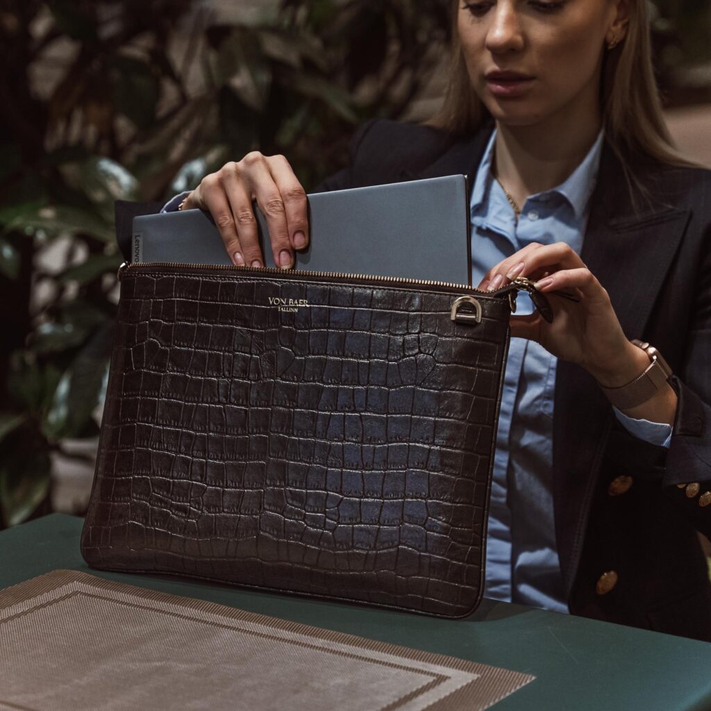 von baer nahast naiste sülearvutikott lukuga pruun croco eesti disain modell võtab arvuti välja 2
