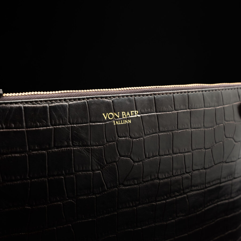 von baer nahast naiste sulearvutikott lukuga pruun croco logo eesti disain