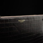 von baer nahast naiste sulearvutikott lukuga pruun croco logo eesti disain