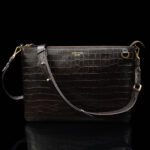 von baer nahast naiste sulearvutikott lukuga pruun croco reguleeritava olarihmaga eestvaade eesti disain