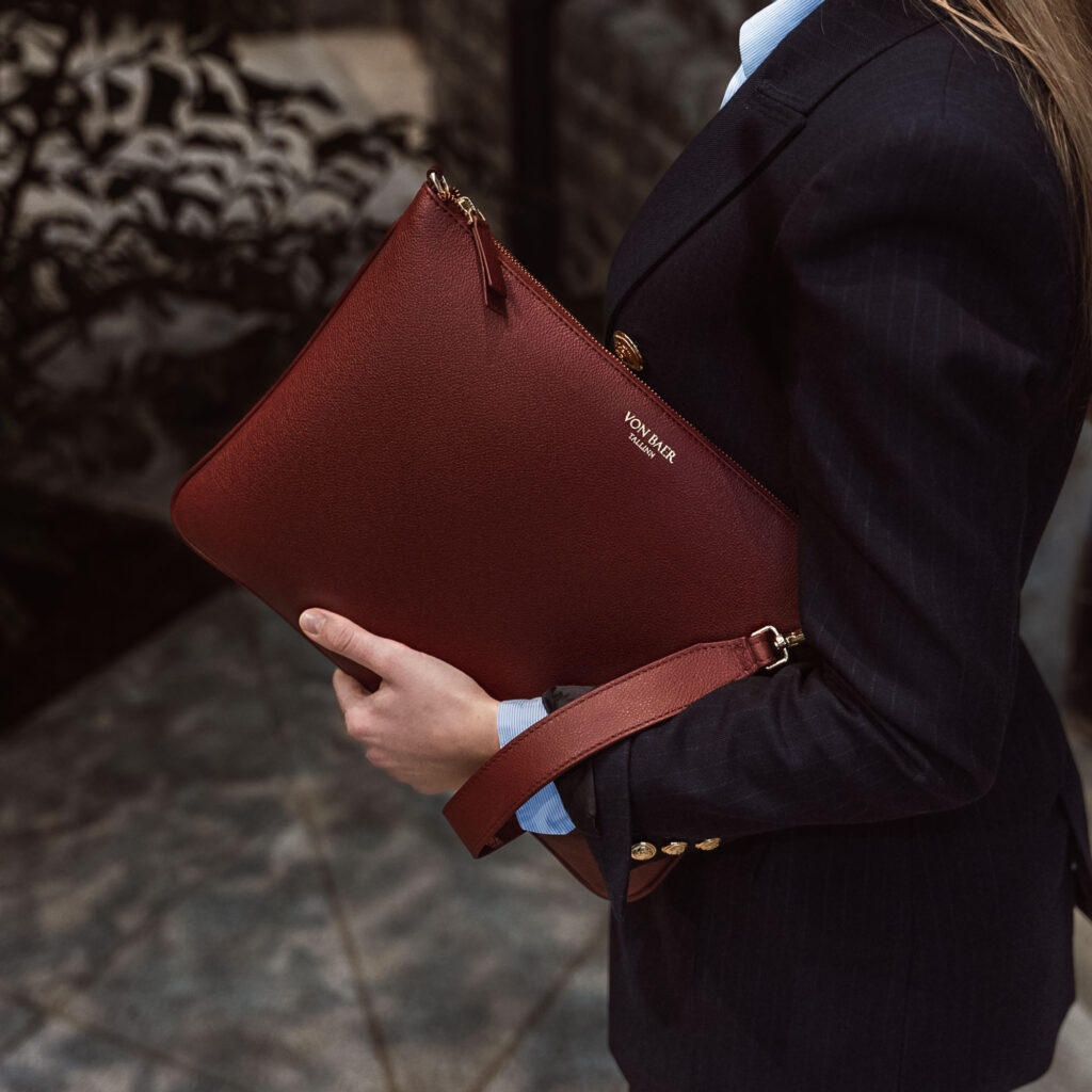 von baer nahast naiste sulearvutikott lukuga punane eesti disain naisega 2