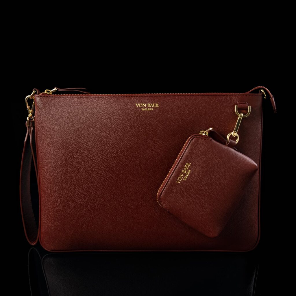 von baer nahast naiste sulearvutikott lukuga punane randmerihmaga ja juhtme kotiga eestvaade