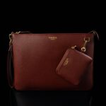 von baer nahast naiste sulearvutikott lukuga punane randmerihmaga ja juhtme kotiga eestvaade