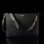 von baer nahast naiste sulearvutikott õlakott lukuga must reguleeritava olarihmaga eestvaade