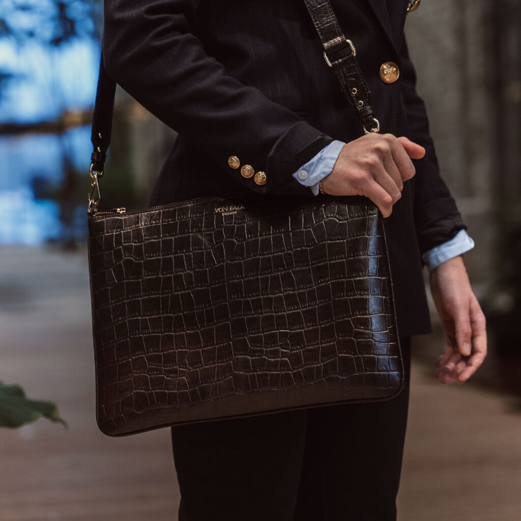 von baer tallinn nahast naiste sülearvutikott lukuga pruun croco eesti disain õla peal