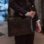 von baer tallinn nahast naiste sülearvutikott lukuga pruun croco eesti disain õla peal