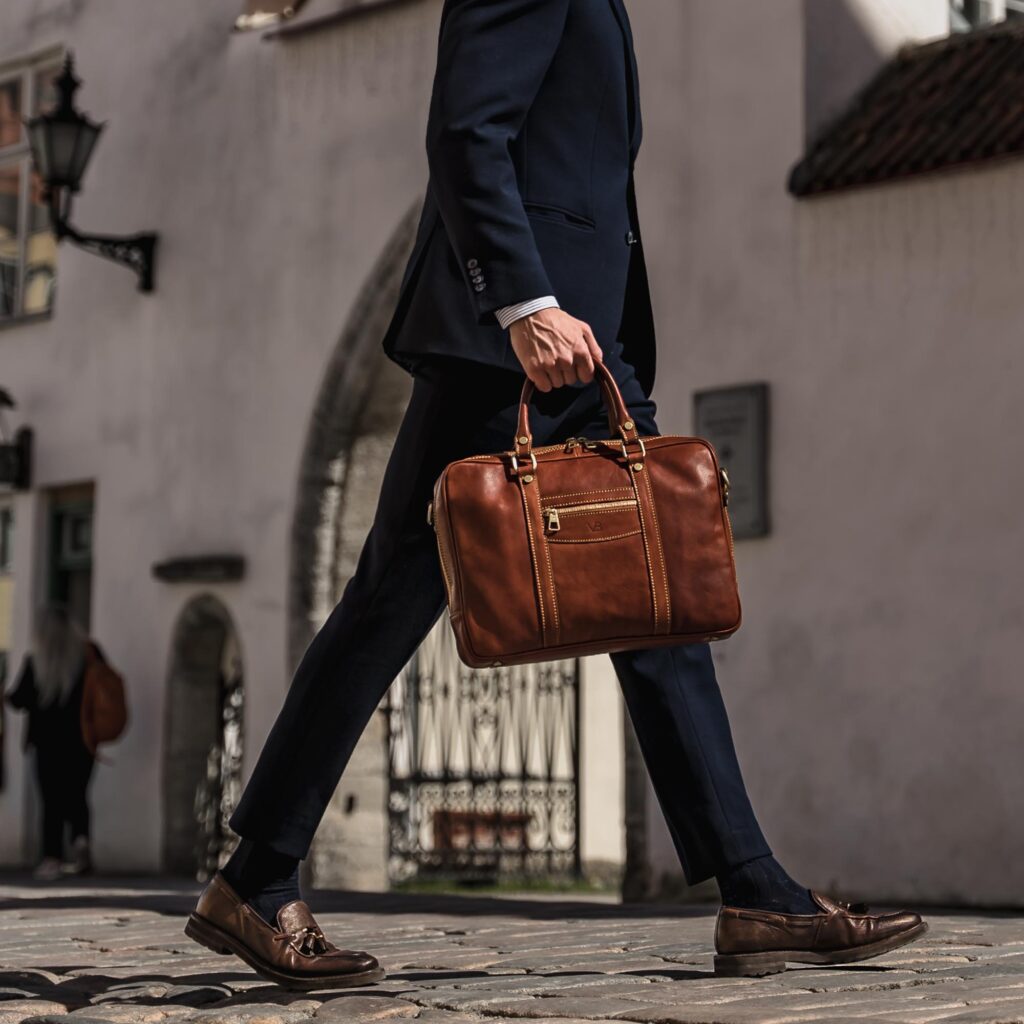 von baer city meeste pruun nahast arvutikott eesti disain mees modell