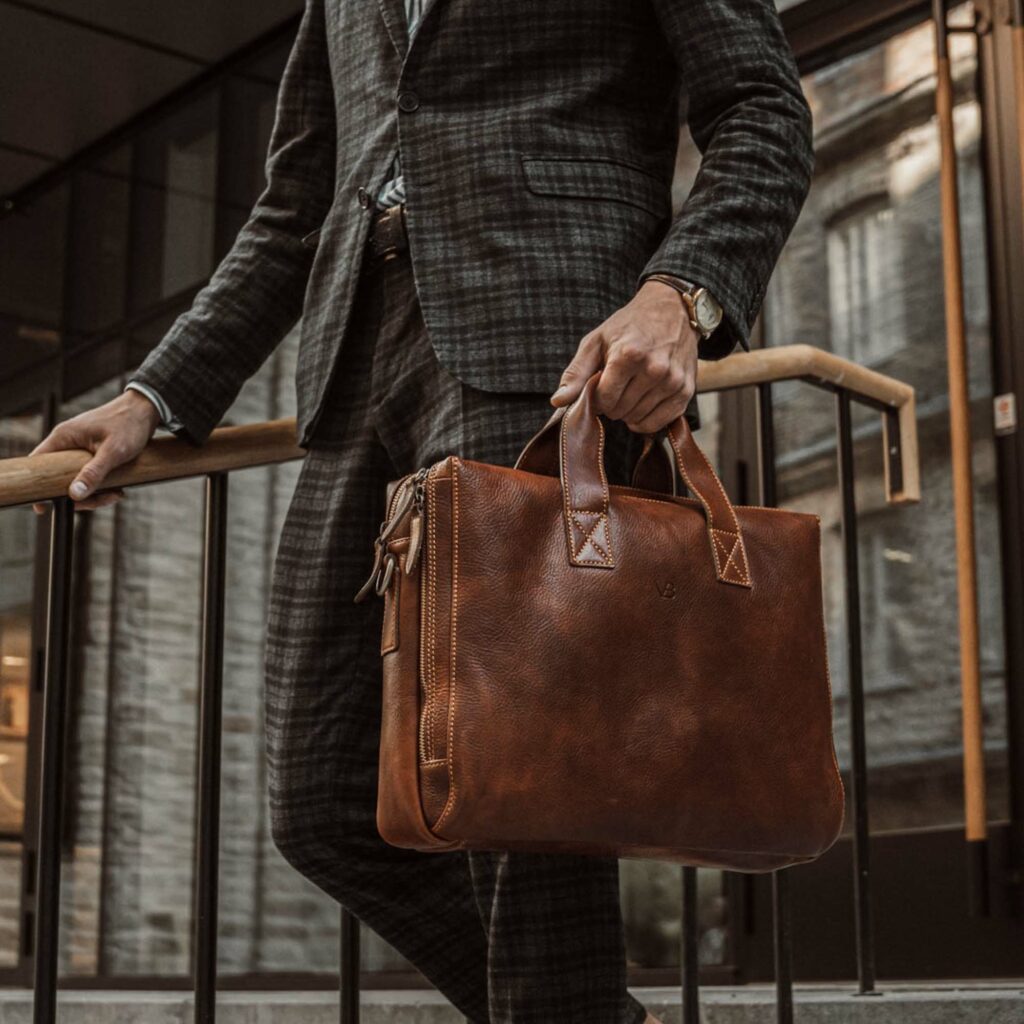 von baer essential nahast arvutikott ärimees hoiab käes rotermanni kvartalis