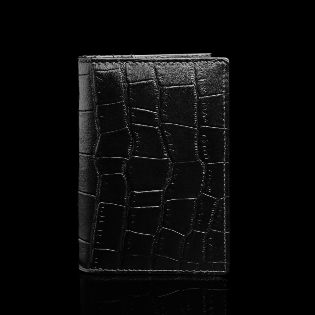 von baer grant nahast kaardihoidja croco print must eestvaade