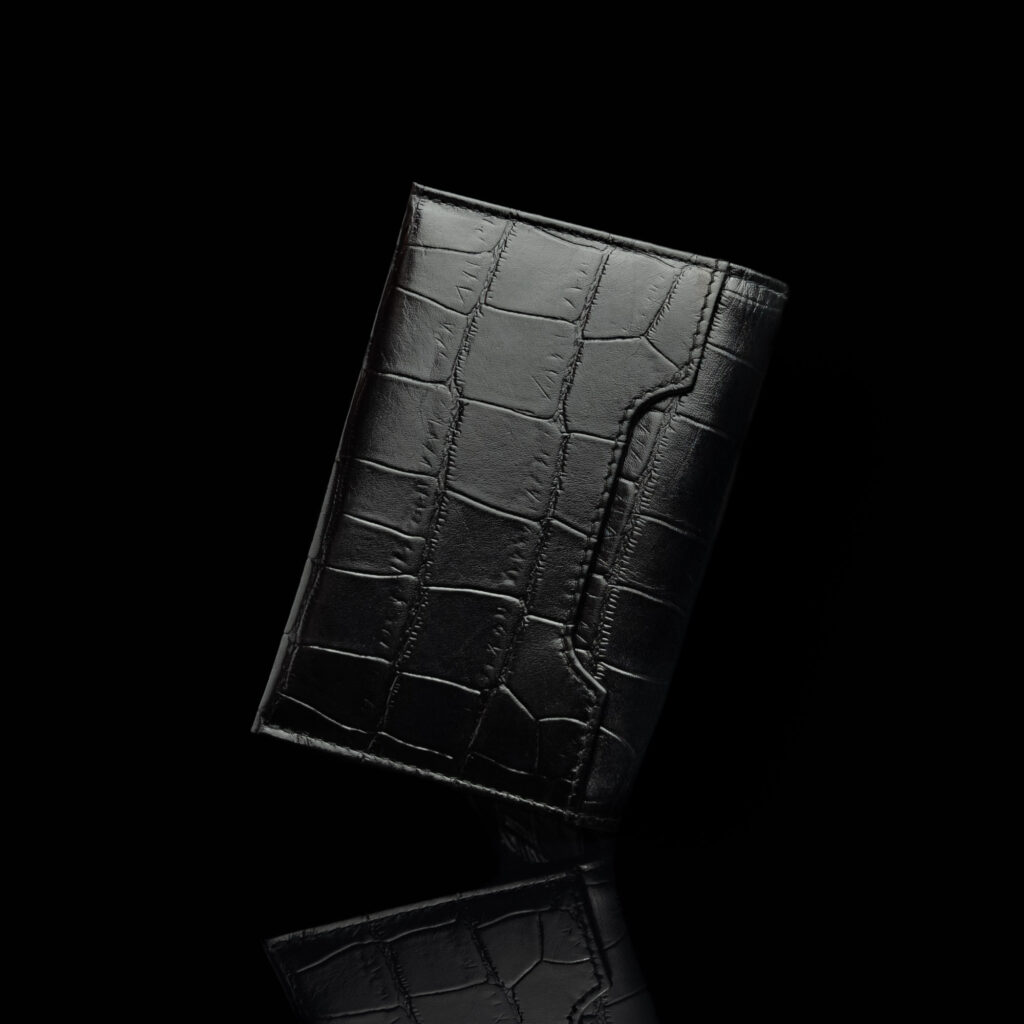 von baer grant nahast kaardihoidja croco print must tagantvaade