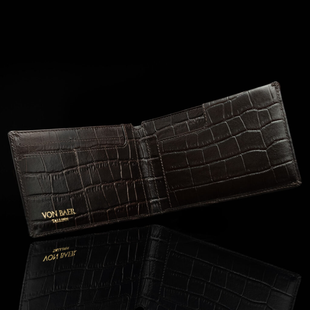 von baer reisimiseks nahast passihoidja croco tumepruun eesti disain