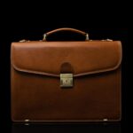 nahast sülearvuti portfell no.1 von baer helepruun eestvaade