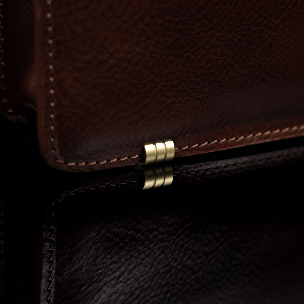 von baer no1 nahast portfell meestele pruun kaitsvad metallneedid