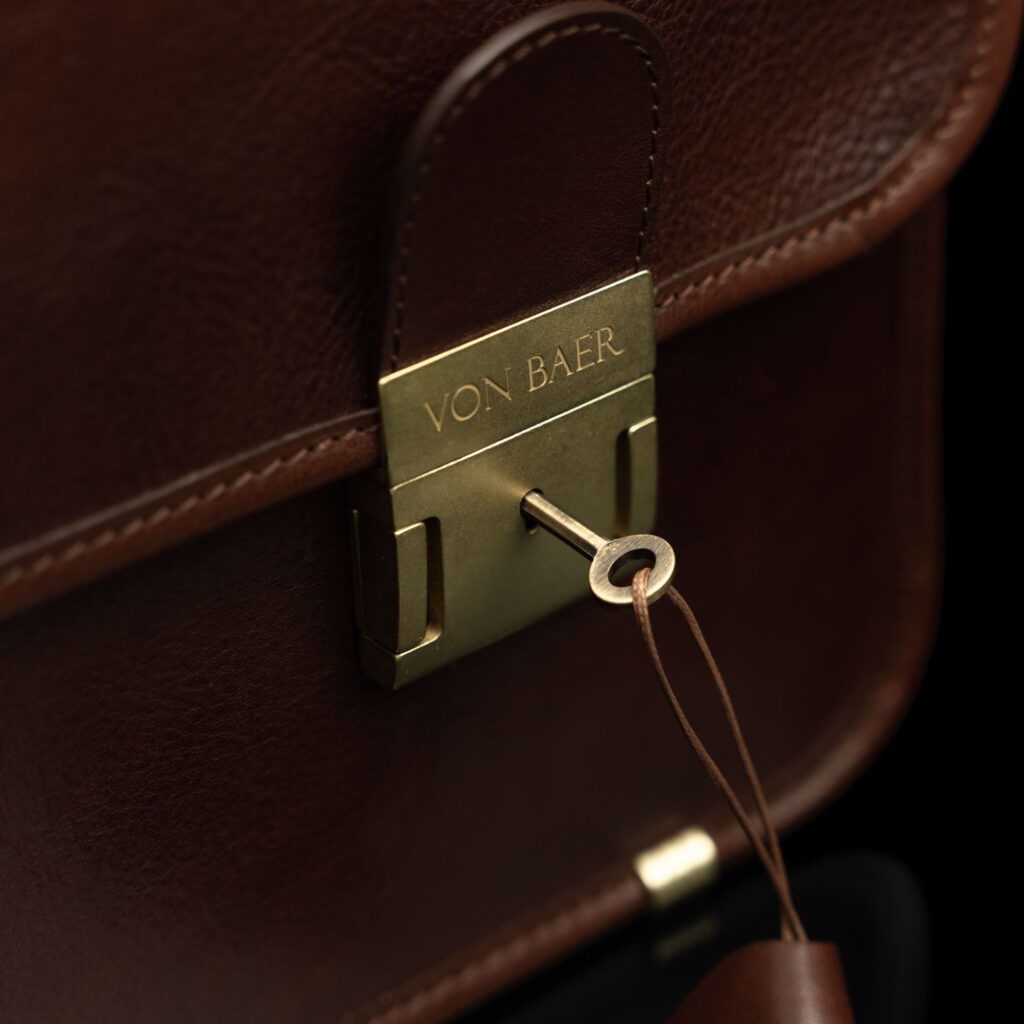 von baer nahast lapaka portfell no.2 pruun võtmega lukud portfelli sulgemiseks