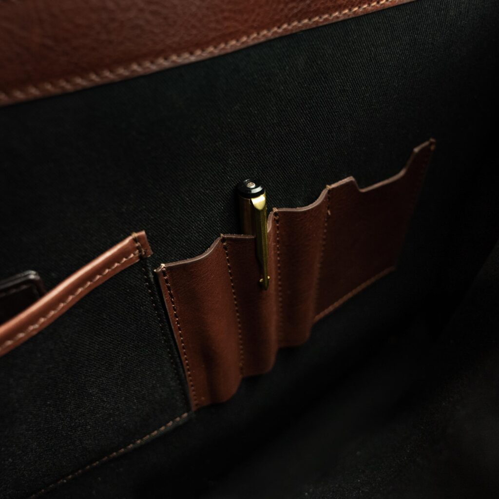 von baer nahast portfell no.2 pruun pliiatsitaskud