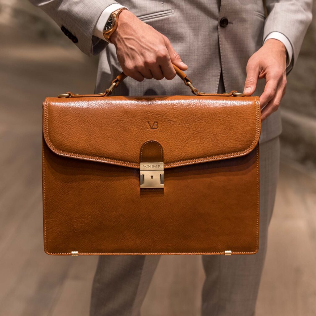 von baer no.1 meeste kvaliteetne nahast portfell helepruun modeliga eesti disain