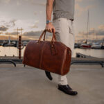 von baer grand superiore nahast reisikott pruun ülikonnalahtriga stiilne mees jahtide taustal