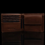 von baer classic nahast mahukas münditaskuga rahakott pruun sisu meestele eestvaade eesti disain