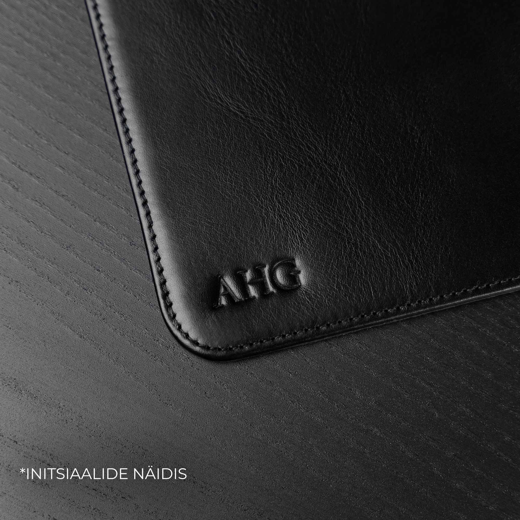 von-baer-suur-nahast-arvutimatt-must-personaliseerimine-initsiaalide-naidis-kingidee