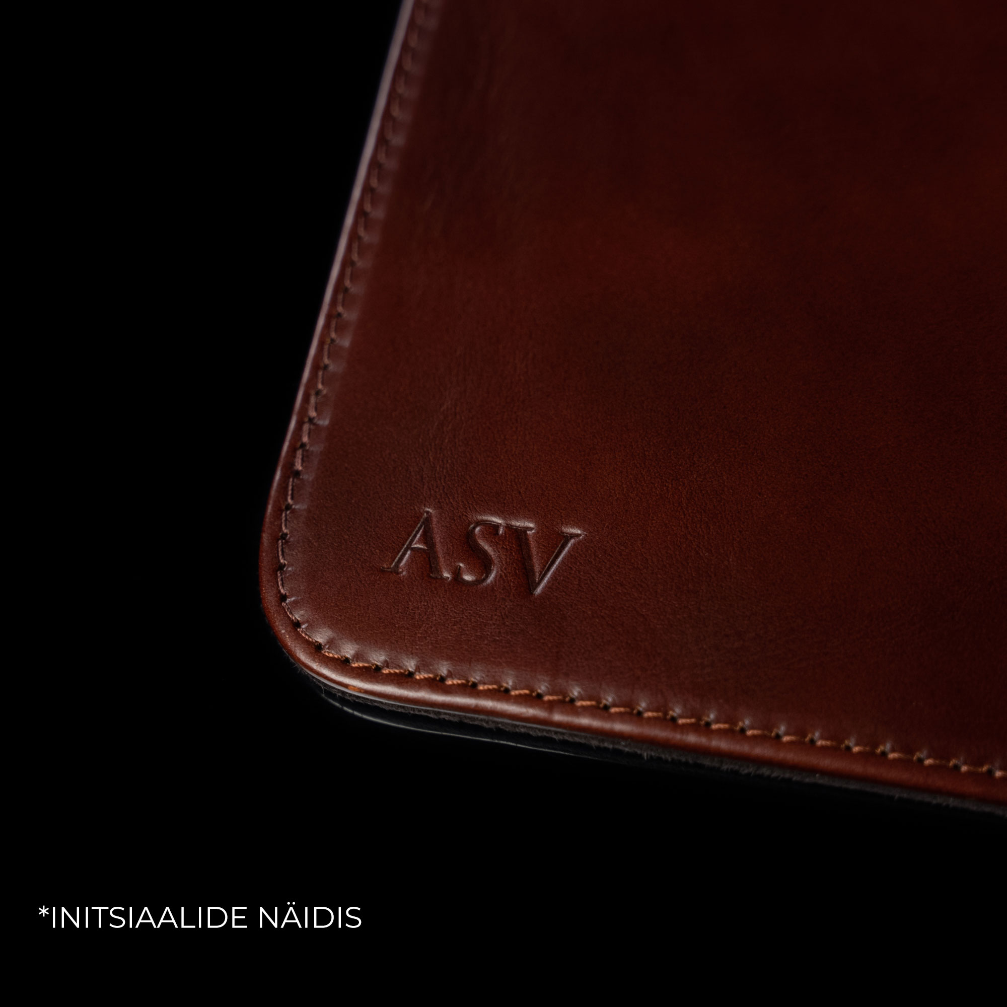 von-baer-suur-nahast-arvutimatt-pruun-personaliseerimine-initsiaalide-naidis-kingidee